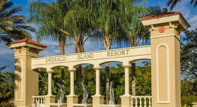7 Bedroom, 4.5 Bath & Enclosed Pool. Lake View and 3 Miles to Disney!, Book Hotel Hoteller i Four Corners med pool, Swimmingpool