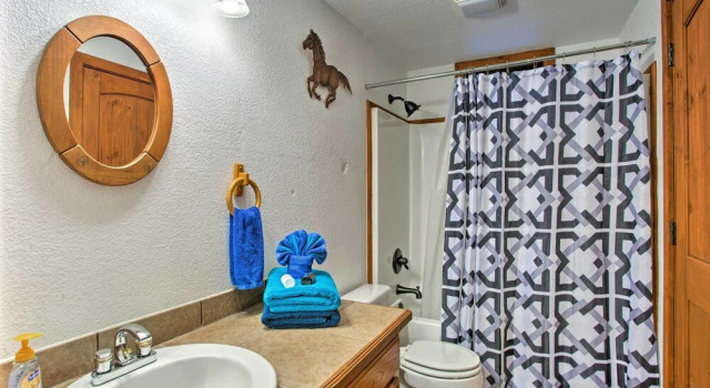 Коттедж 3 Mi to Broken Bow Lake: Cabin w/ Hot Tub & Deck!