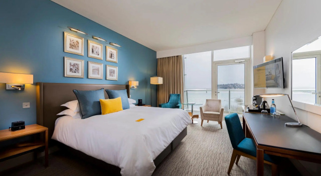 Двухместный номер с мини-холодильником Standard с балконом voco St. Davids Cardiff by IHG
