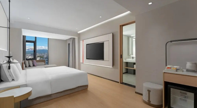 Двухместный люкс с балконом и с видом на горы Holiday Inn Express Lijiang Ancient Town by IHG