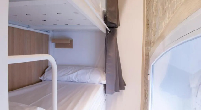 Кровать в общем номере Up Station Hostel