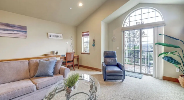 Walk to Lincoln City Beach: Townhome w/ Balconies!, Prenota Appartamento Lincoln City 