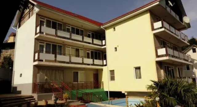 Svetlana Guesthouse, Забронировать Отель Отели Кудепста с парковкой, рядом с Пляж Робинзон (Центральный), Парковка