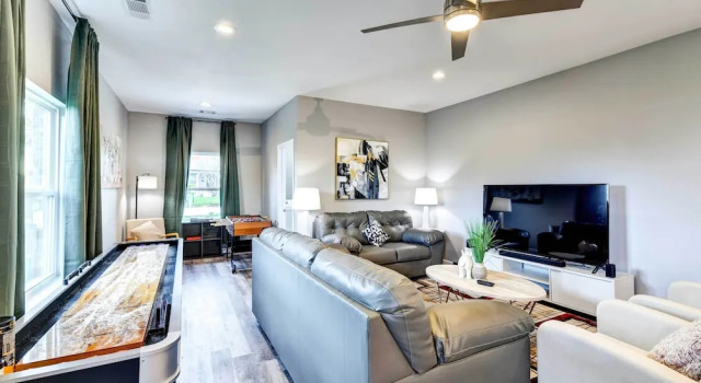 Arlington Home w/ Yard: 2 Mi to At&t Stadium!, Забронировать Дом для отпуска Отели Арлингтон с парковкой, рядом с Arlington Museum of Art, Парковка