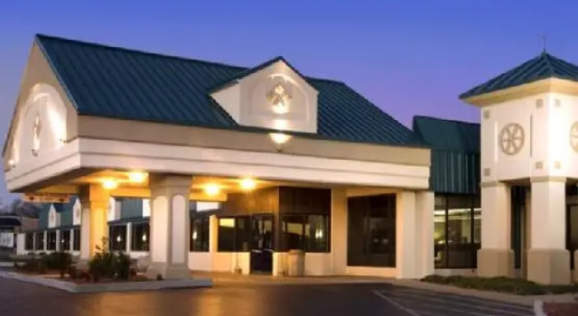 Кровать в общем номере Lamplighter Inn & Suites Pittsburg