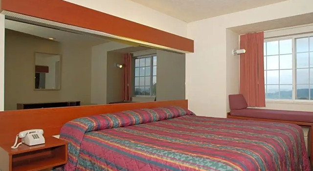 Четырёхместный люкс St Clair Inn and Suites