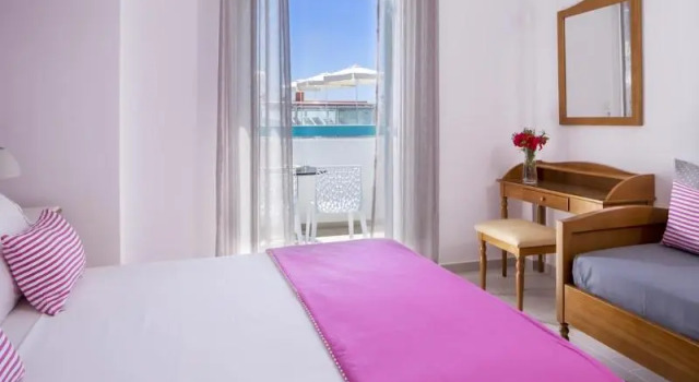 Трёхместный номер Standard с балконом Santellini Hotel