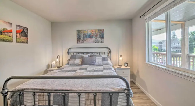 Bright Buckley Apartment in the Heart of Town, Book Apartment Buckley Crystal Mountain Washington