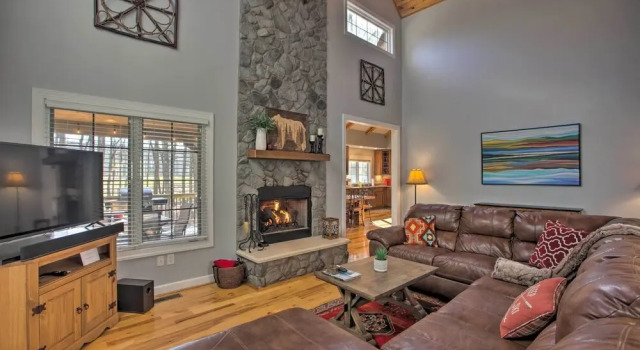 Коттедж Spacious Wintergreen Resort Home w/ Hot Tub!