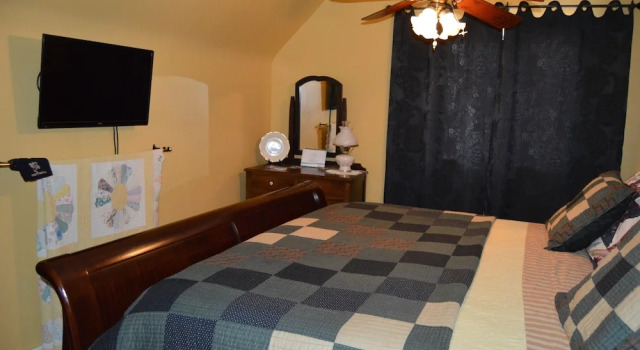 Maple Street Bed and Breakfast LLC, Book Hotel Lamoni Iowa