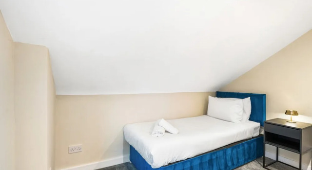 Spacious 5BR Home With Parking in Central Horsham, Забронировать Дом для отпуска Коттеджи Исторического графства Суссекса, Коттедж