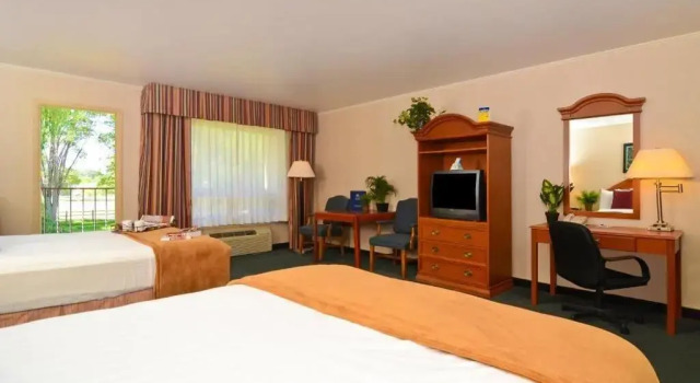 Четырёхместный номер Standard Red Arrow Inn & Suites, a Travelodge by Wyndham