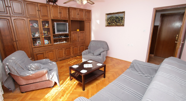 Apartment Marin - comfortable apartment near sea: A1 Vinisce, Riviera Trogir, Rezerwuj Apartament Hotele w Split-Dalmatia County z parkingiem, Parking