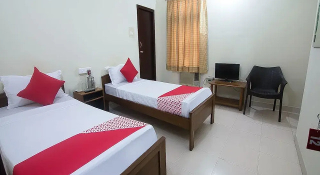 OYO 12216 Paramount Inn