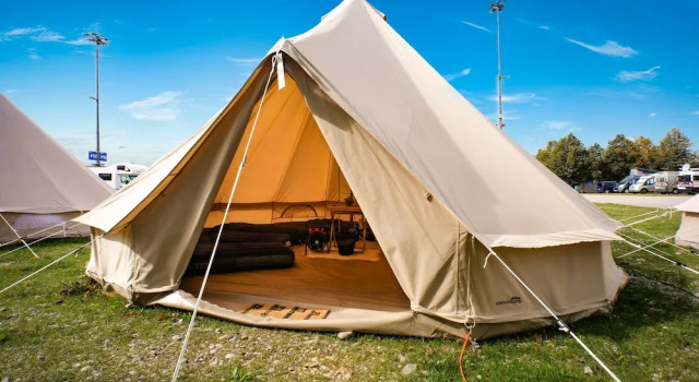Кровать в общем номере Festanation Oktoberfest Camp No.1