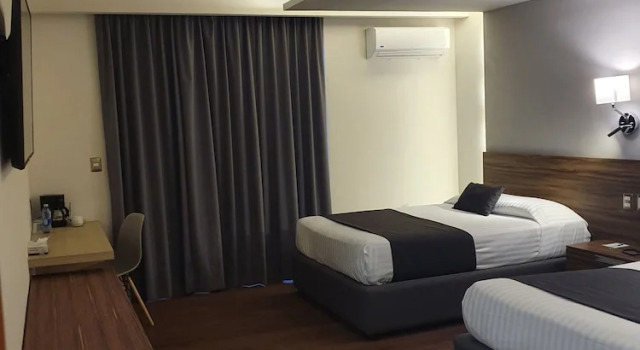 Четырёхместный номер Standard с балконом Estanza Hotel & Suites