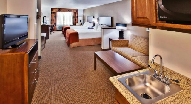 Четырёхместный люкс Holiday Inn Express Hotel & Suites - Dubuque West by IHG