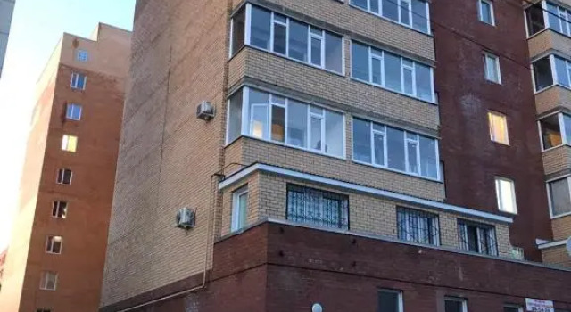 Ujutnaja kvartira v tsentre goroda s sovremennym dizajnom