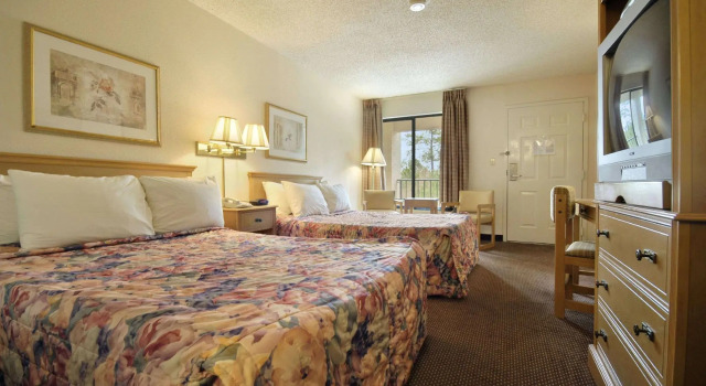 Четырёхместный номер Standard Days Inn & Suites by Wyndham Mobile