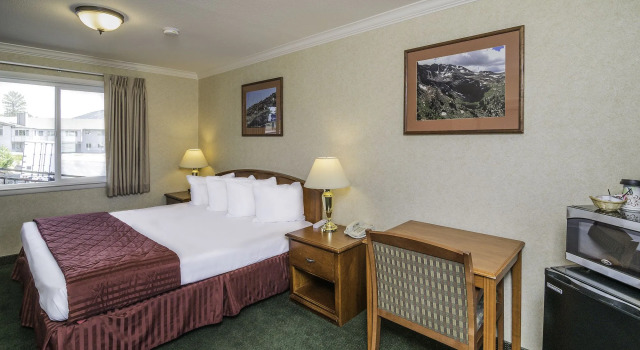 Blue Door Inn, Забронировать Отель Отели Эстес-Парк с парковкой, рядом с Lake Estes 9-Hole Golf Course, Парковка