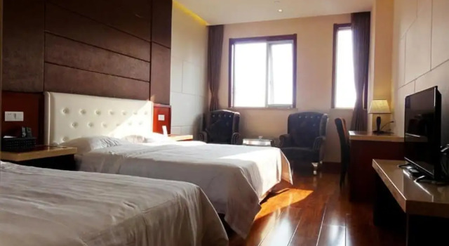 Семейный номер Standard Hua Qi Kaiserdom Hotel Zhongshan Road St Michaels Cathedral and Zhanqiao Pier Qingdao