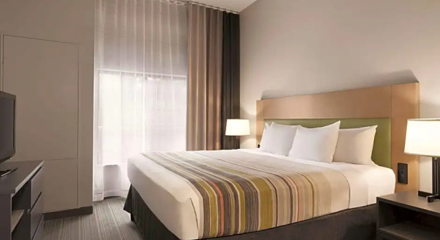 Четырёхместный люкс c 1 комнатой Country Inn & Suites by Radisson Raleigh-Durham Airport NC
