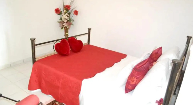 Studio In Deshaies With Wonderful Sea View Shared Pool Enclosed Garden 2 Km From The Beach, Prenota Appartamento Hotel a Basse-Terre con piscina, Piscina