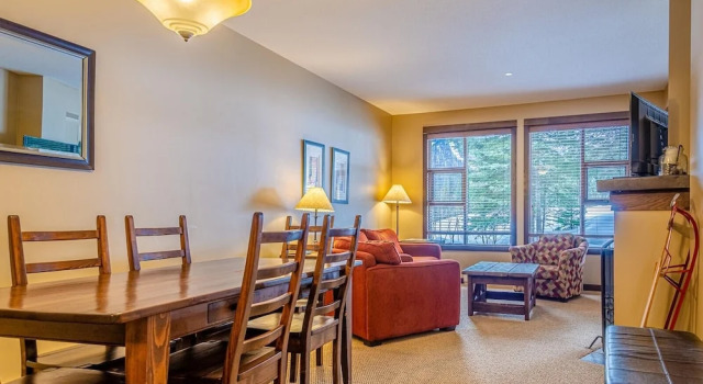 Stones Throw #11 By Bear Country, Buchen Sie Ferienwohnung Sun Peaks British Columbia