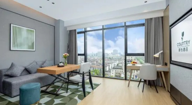 Люкс Country Inn & Suites by Radisson Hotel (Suzhou Zhangjiagang Jiyang Lake Mambat Plaza)