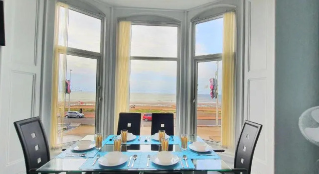 Апартаменты Deluxe The Charlton - Sea Front Apartments & Studio Rooms