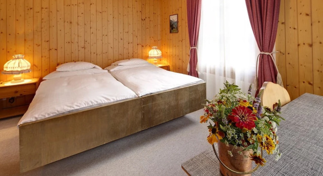 Трёхместные апартаменты с балконом и с видом на горы Hotel Alpenrose Wengen - a family affair