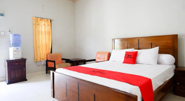 RedDoorz near Mutiara SIS Al Jufrie Airport Palu, Book Hotel Hotels in Sulawesi with Parking, Parking