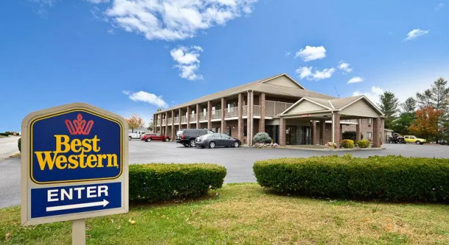 Кровать в общем номере Best Western Paris Inn