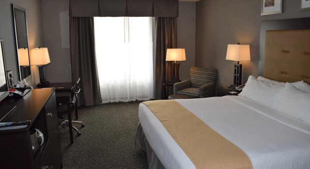 Holiday Inn and Suites East Peoria by IHG, Забронировать Отель Отели Пеория с парковкой, рядом с O'Brien Field, Парковка