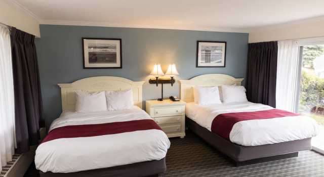 Четырёхместный номер Standard с балконом Weathervane Terrace Inn and Suites