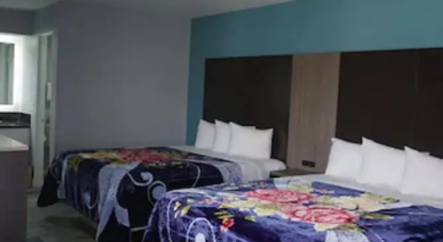 Четырёхместный номер Classic Thunderbird Motel