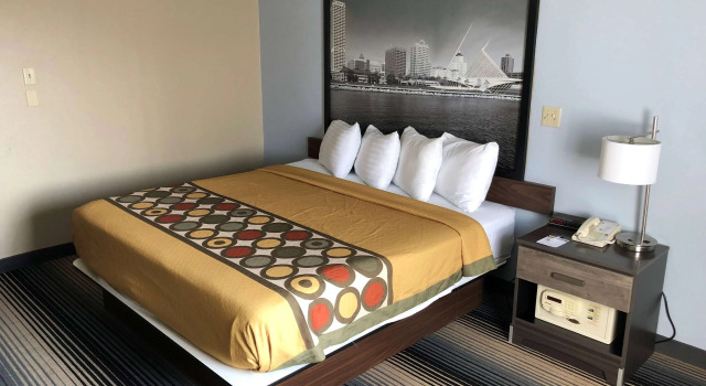 Super 8 by Wyndham Milwaukee Airport
