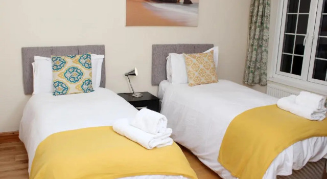 3 Bedroom House For Contractors By Beds Away Short Lets & Serviced Accommodation Oxford With Free Parking for 2 Cars, Забронировать Отель Оксфорд Оксфордшир, рядом с Temple Cowley Pools