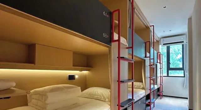 Кровать в общем номере (женский номер) с видом на город Amic Girls Hostel