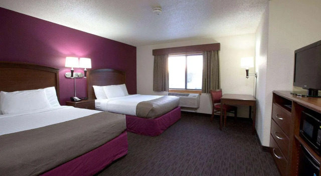Четырёхместный номер Standard AmericInn by Wyndham Osceola