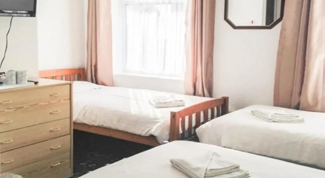 Четырёхместный номер Standard The Sandringham Court Hotel & Apartment-All Groups Welcome Here