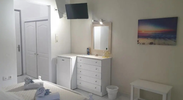 Четырёхместный номер Standard с видом на горы Syros Holidays