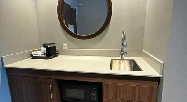 Люкс Hampton Inn By Hilton Kingston