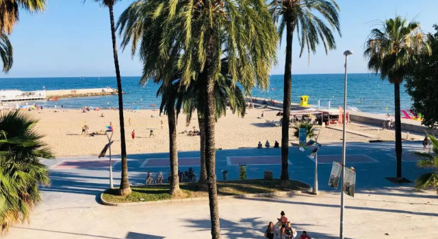 Апартаменты Newly Renovated Beachfront Apartment Ideally Located in Penelope
