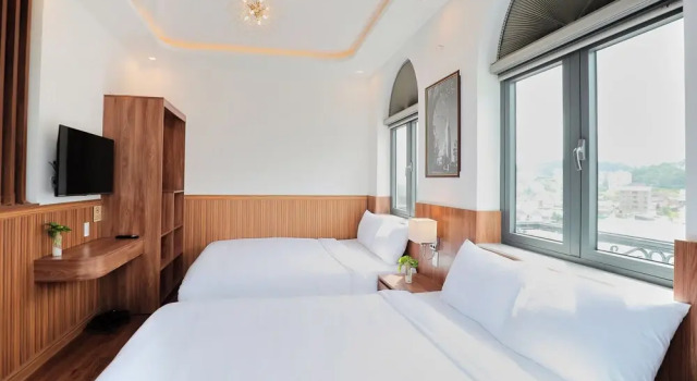 Четырёхместный номер Standard с балконом и с видом на город Lotus Hotel Đà Lạt
