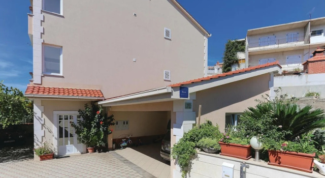 Beautiful Home in Krilo Jesenice With Wifi and 3 Bedrooms, Rezervovat Hotel Hotely v Krilo s parkováním, Parkování