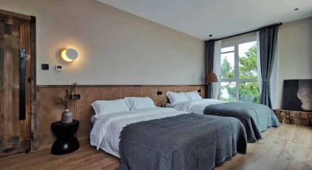 Семейный люкс с балконом и с красивым видом из окна Liyu Designer Hot Spring Homestay (Lushan Scenic Area)