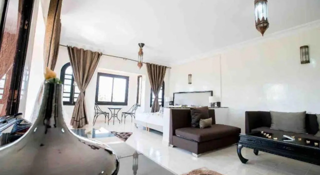 Villa Danwee - 8 Bedroom House With Swimming Pool, Road From Fez To Marrakech, Забронировать Вилла Отели Марракеш-Тенсифт-Эль-Хауз с парковкой, Парковка