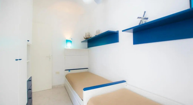 Villa Irene entro 400 mt dalla spiaggia di sabbia, Book Villa Sommerhuse i Carovigno, Hytte