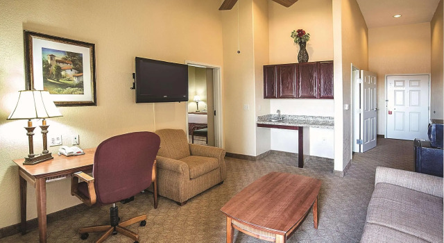 Двухместный люкс Classic с видом на озеро La Quinta Inn & Suites by Wyndham Marble Falls